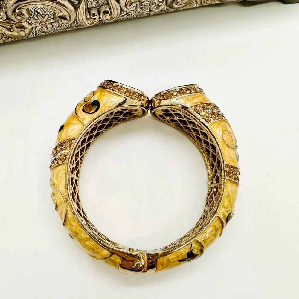 🔥 Gorgeous Rhinestone Statement Bracelet - Picture 4 of 17